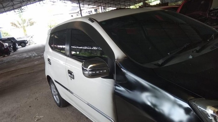 Mobil milik sopir taksi online yang dirampok di Palembang (dok. Istimewa)