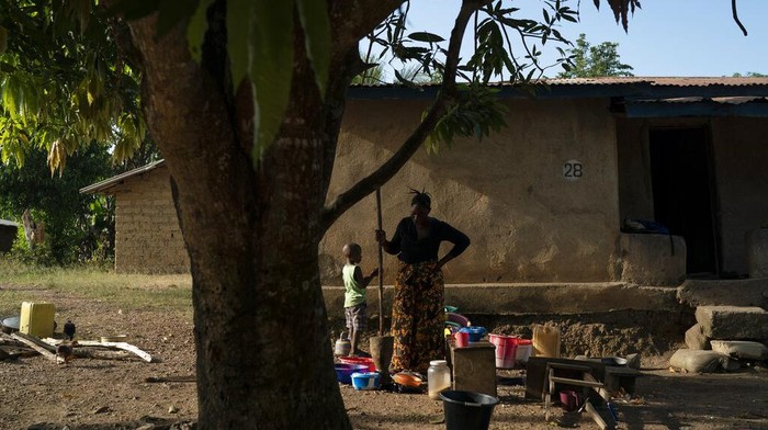 Pandemi COVID-19 membuat mimpi para gadis di Sierra Leone untuk mengenyam pendidikan tinggi kian sulit. Himpitan ekonomi membuat mereka terpaksa menikah dini.