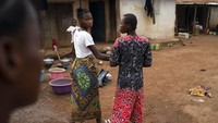 Marie dan sejumlah gadis lain di kawasan Sierra Leone pun kemudian dihadapkan pada pilihan yang sulit, kelaparan atau terpaksa menikah di usia dini demi memenuhi kebutuhan keluarga.