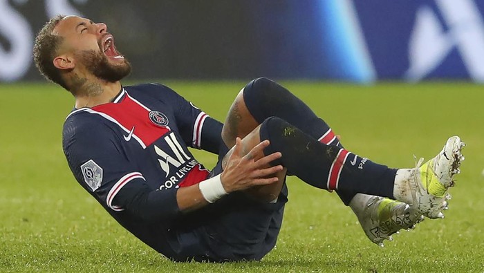 Neymar PSGs Neymar falls in pain during the League One soccer match between Paris Saint Germain and Lyon, at the Parc des Princes stadium in Paris, France, Sunday, Dec. 13, 2020. (AP Photo/Thibault Camus)