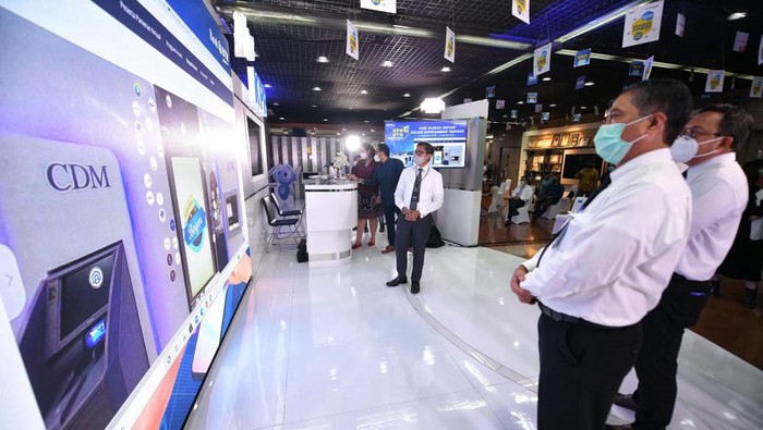 Pameran Perumahan Virtual di Akhir Tahun Direktur Utama PT Bank Tabungan Negara (Persero) Tbk. Pahala Nugraha Mansury (kanan) didampingi Direktur Consumer and Commercial Lending Bank BTN Hirwandi Gafar (tengah) dan Direktur Operation, IT, and Digital Banking Bank BTN Andi Nirwoto (kiri) kompak menekan tombol pembukaan KPR BTN Anniversary Virtual Expo di Menara BTN di Jakarta, Senin (14/12). Bank BTN kembali menggelar pameran perumahan virtual yang berlangsung dari 14 Desembet 2020 sampai dengan 14 Januari 2021 untuk mendukung pertumbuhan positif sektor perumahan di tengah kontraksi ekonomi akibat pandemi Covid-19. Pameran tersebut juga diselenggarakan untuk mendongkrak kinerja penyaluran kredit perseroan yang dibidik tumbuh pada kisaran 2%-3% hingga akhir tahun 2020.