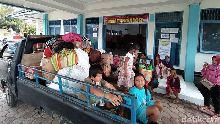 Para pengungsi dari Dusun Babadan 1, Desa Paten, Kecamatan Dukun, Kabupaten Magelang, memilih pulang ke rumah, Senin (14/12/2020).