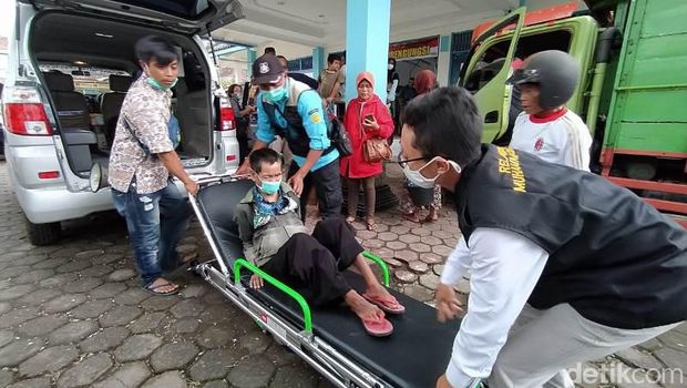 Para pengungsi dari Dusun Babadan 1, Desa Paten, Kecamatan Dukun, Kabupaten Magelang, memilih pulang ke rumah, Senin (14/12/2020).