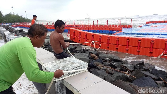 Penampakan dermaga apung di Objek Wisata Pantai Alam Indah (PAI) Kota Tegal yang jebol dihantam ombak besar, Senin (13/12/2020).