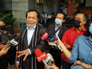 Kala Pengacara HRS Beda Keterangan soal Sajam