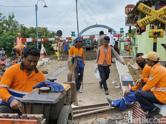 Perlintasan KA tanpa palang di Dukuh Siboto, Desa Kalimacan, Kecamatan Kalijambe, Sragen ditutup pasca kecelakaan KA vs mobil patroli polisi, Senin (14/12/2020).