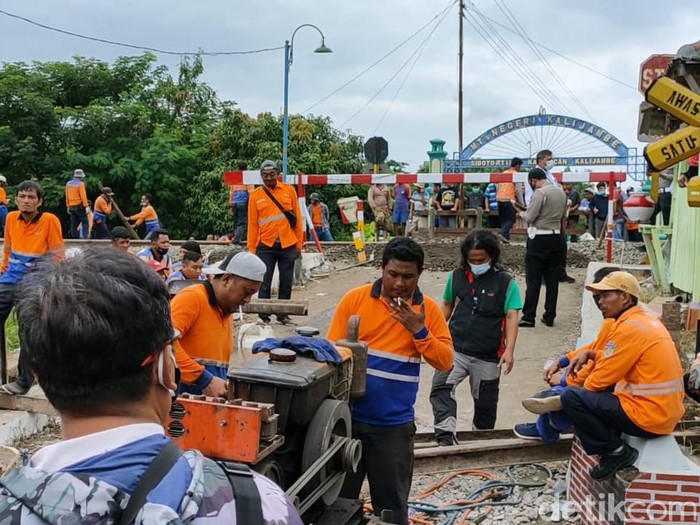 Perlintasan KA tanpa palang di Dukuh Siboto, Desa Kalimacan, Kecamatan Kalijambe, Sragen ditutup pasca kecelakaan KA vs mobil patroli polisi, Senin (14/12/2020).