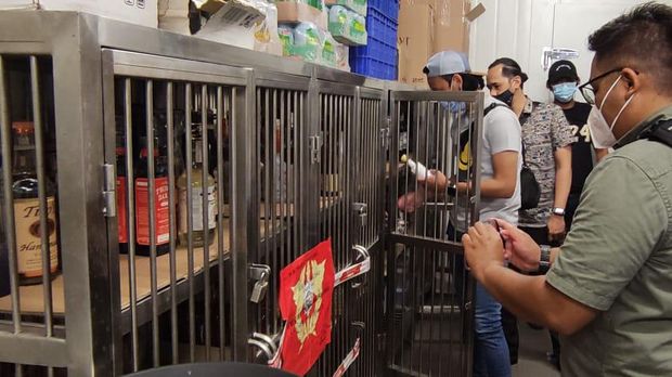 Petugas kemudian melakukan penyitaan terhadap minuman beralkohol di tempat penyimpanan. Sebanyak 228 botol minuman beralkohol dibawa dari lokasi.