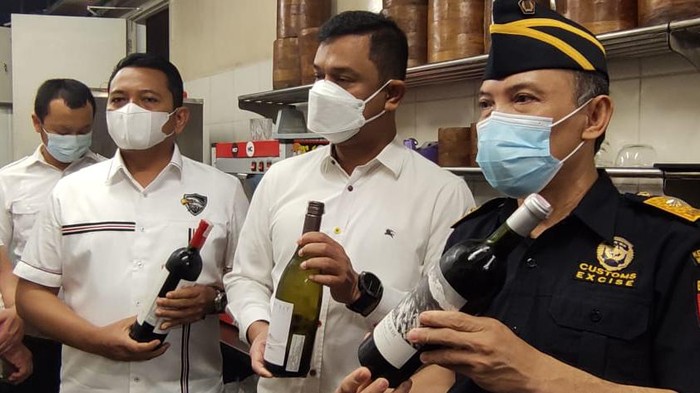 Petugas kemudian melakukan penyitaan terhadap minuman beralkohol di tempat penyimpanan. Sebanyak 228 botol minuman beralkohol dibawa dari lokasi. (Taufieq Renaldi Arfiansyah/detikcom)