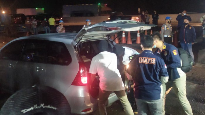 Polisi Geledah Mobil Laskar FPI di Rest Area Km 50, Temukan Samurai-Amunisi