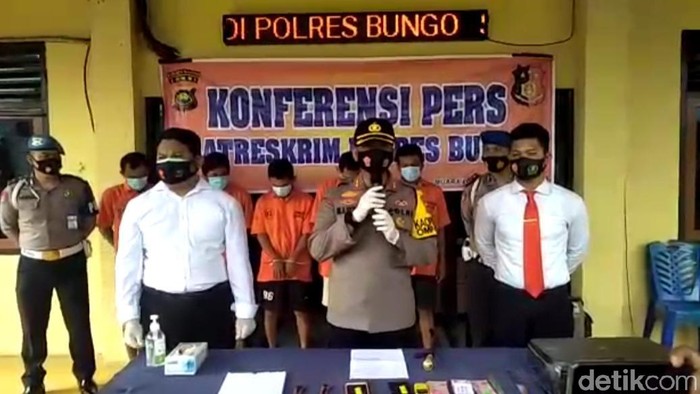 Polisi menangkap 5 orang sindikat pencetak-penyebar uang palsu di Muara Bungo, Jambi.