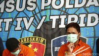 Subdit Siber Ditreskrimsus Polda Metro Jaya menangkap dua orang tersangka pelaku penyebaran berita bohong dan ancaman pembunuhan terhadap anggota Polri lewat media sosial.