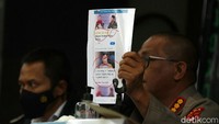 Tersangka menyebarkan gambar Kapolda Metro Jaya Irjen Pol Fadil Imran dengan tulisan dicari. Kabid Humas Polda Metro Jaya Kombes Pol Yusri Yunus mengatakan, tersangka juga menuliskan caption di fotonya “bagi pembunuh bayaran silahkan dibunuh dan langsung lapor ke mujahid fisabilillah.