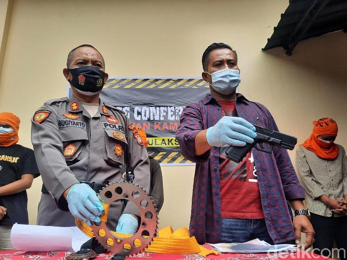 Polisi tunjukkan barang bukti dari penangkapan belasan ABG di Polsek Bulaksumur, Sleman, Senin (14/12/2020).