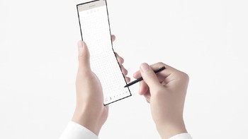 Terdapat stylus yang dimasukkan ke dalam telepon memungkinkan pengguna untuk meningkatkan produktivitas mereka dengan menggunakan telepon untuk bekerja atau tugas lain yang lebih kompleks.. Foto: Oppo