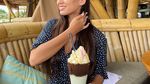 Pose Cantik Karen Nijsen Saat Liburan Sambil Sarapan di Kolam Renang