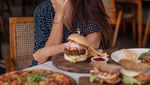 Pose Cantik Karen Nijsen Saat Liburan Sambil Sarapan di Kolam Renang