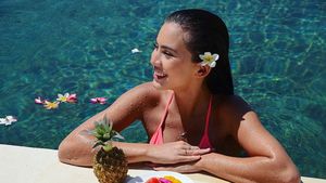 Pose Cantik Karen Nijsen Saat Liburan Sambil Sarapan di Kolam Renang