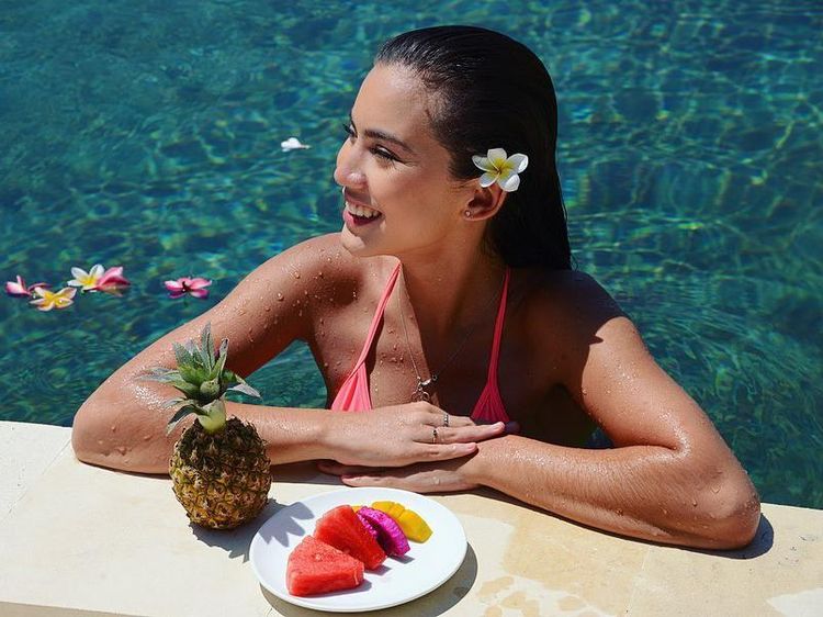 Pose Cantik Karen Nijsen Saat Liburan Sambil Sarapan di Kolam Renang