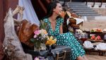 Pose Cantik Karen Nijsen Saat Liburan Sambil Sarapan di Kolam Renang
