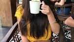 Pose Cantik Karen Nijsen Saat Liburan Sambil Sarapan di Kolam Renang