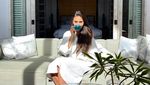 Pose Cantik Karen Nijsen Saat Liburan Sambil Sarapan di Kolam Renang