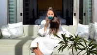 Bangun pagi langsung minum segelas teh hangat. Sluurrrp! Sambil liburan, Karen tak pernah melewatkan kulineran seru.  Foto: instagram @karennijsen