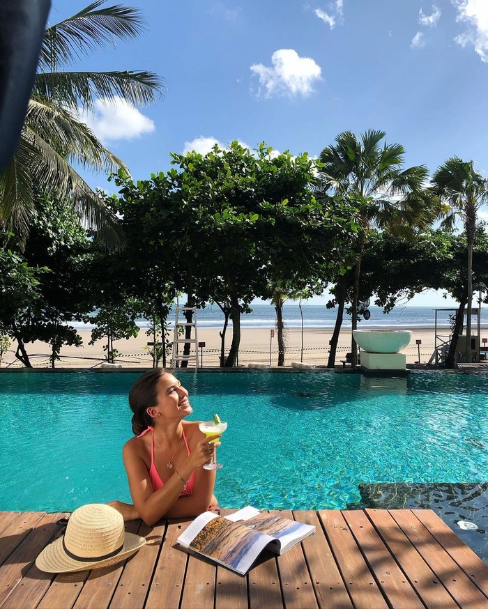 Pose Cantik Karen Nijsen Saat Liburan Sambil Sarapan di Kolam Renang