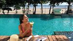 Pose Cantik Karen Nijsen Saat Liburan Sambil Sarapan di Kolam Renang