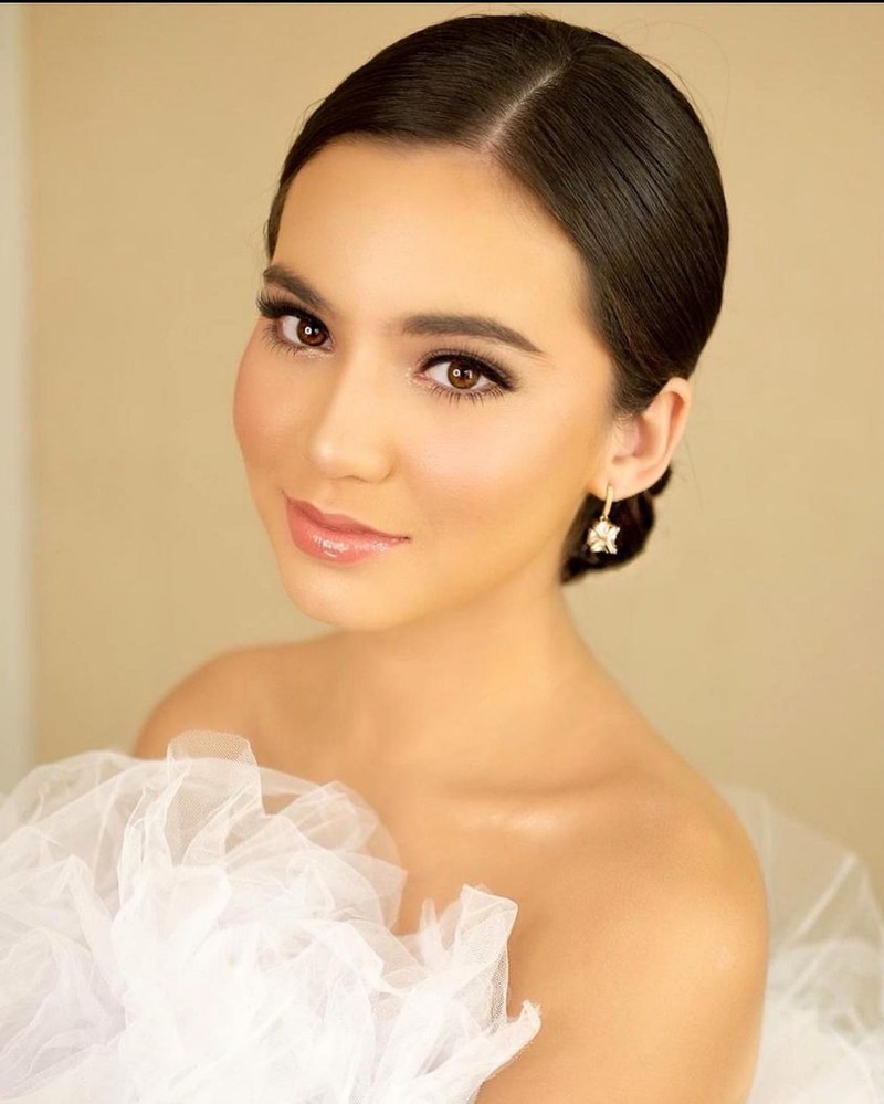 Pose Cantik Karen Nijsen Saat Liburan Sambil Sarapan di Kolam Renang