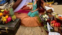 Piknik di tenda sambil makan, Karen siap menyantap aneka buah segar dan kue manis. Senyum manisnya membuat suasana jadi semakin terlihat seru. Foto: instagram @karennijsen