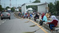Seperti diketahui, Jembatan Sewo di Indramayu terkenal dengan kisah mistis dan legendaris di balik tradisi melempar koin saat melintasi jembatan tersebut.