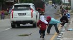 Potret Para Pemburu Koin di Jembatan Sewo Indramayu