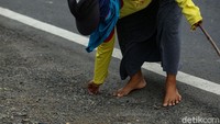 Berawal dari mitos serta kisah mistis yang menyelimuti Jembatan Sewo, tak sedikit warga yang kemudian datang untuk mengumpulkan koin-koin yang dilemparkan oleh para pengendara.