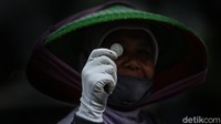 Para warga tersebut biasanya akan menunggu di sisi-sisi jembatan hingga pengendara melemparkan koin saat melintasi jembatan tersebut.