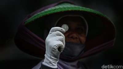 Potret Para Pemburu Koin di Jembatan Sewo Indramayu