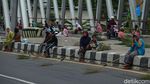 Potret Para Pemburu Koin di Jembatan Sewo Indramayu
