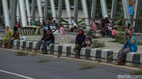 Hal itu terjadi karena saat koin dilempar pengendara, para warga yang mencari koin tersebut lebih fokus untuk mendapatkan koin itu tanpa menyadari banyaknya kendaraan yang melintas.
