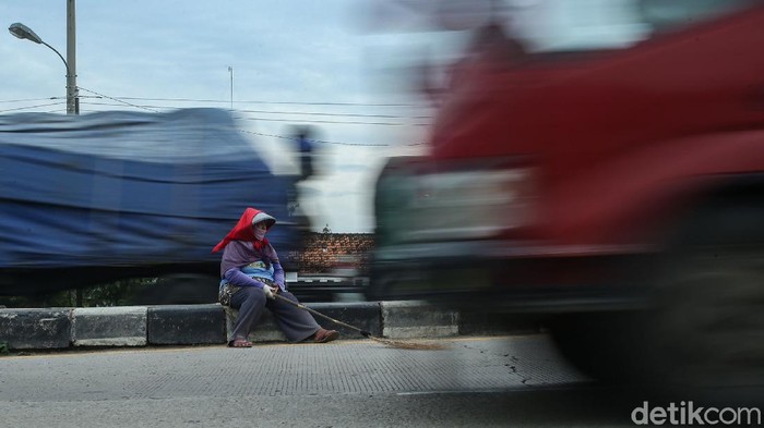 Kehadiran gerombolan orang membawa sapu jadi pemandangan umum saat melintasi Jembatan Sewo, Indramayu. Di sana mereka kumpulkan koin yang dilempar pengendara.