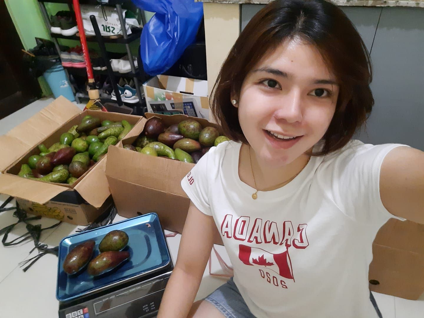 Pramugari Cantik Ini Jualan Alpukat Karena Di-PHK