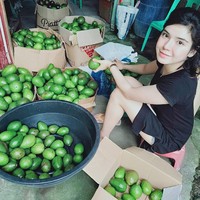 Enrique menjalani usahanya sendiri. Dia yang mengantarkan pesanan alpukat kepada pembeli dan dibantu oleh sang ibunda tercinta. Foto: businessnews philippine