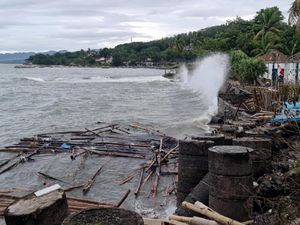 Gelombang Tinggi di Pesisir Palabuhanratu, Perahu Pagang Nelayan Rusak