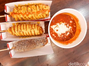 Reddog: Jajan Corn Dog Sosis dan Mozarella yang Gurih Lumer