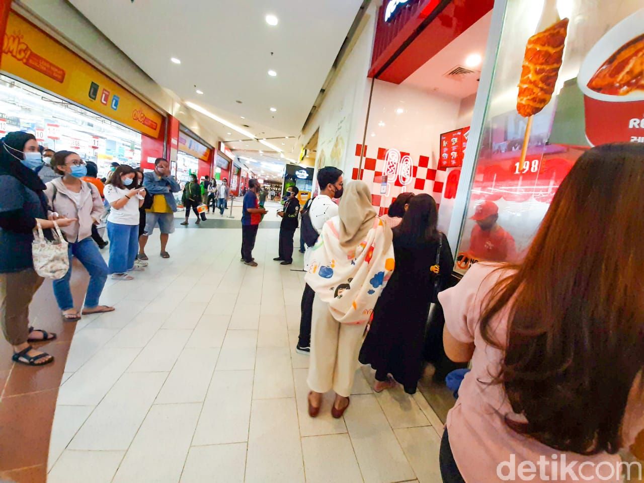 Reddog: Jajan Corn Dog dan Tteokbokki