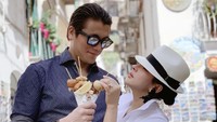 Pasangan selebriti ini sangat suka traveling. Saat mengunjungi Amalfi Coast, Italia, keduanya terlihat berpose mesra sambil memegang makanan. Foto: Instagram @reinobarack @princessyahrini