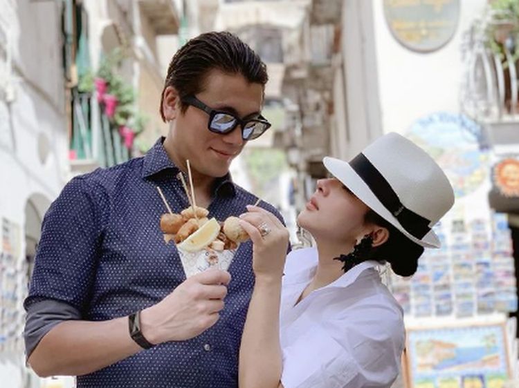 Romantis! Begini Mesranya Reino Barack dan Syahrini Saat Kulineran