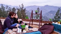 Suka kulineran, tentu saja Reino tak melewatkannya bersama sang istri. Ia dan Syahrini terlihat romantis ketika menikmati secangkir kopi dengan pemandangan pegunungan yang indah. Foto: Instagram @reinobarack @princessyahrini