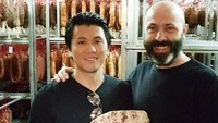 Ini momen lain Reino dengan seorang chef. Kali ini chef Oriol Rovira yang juga mendapatkan bintang Michelin. Ia bertemu dengannya saat menikmati steak di Spanyol. Foto: Instagram @reinobarack @princessyahrini