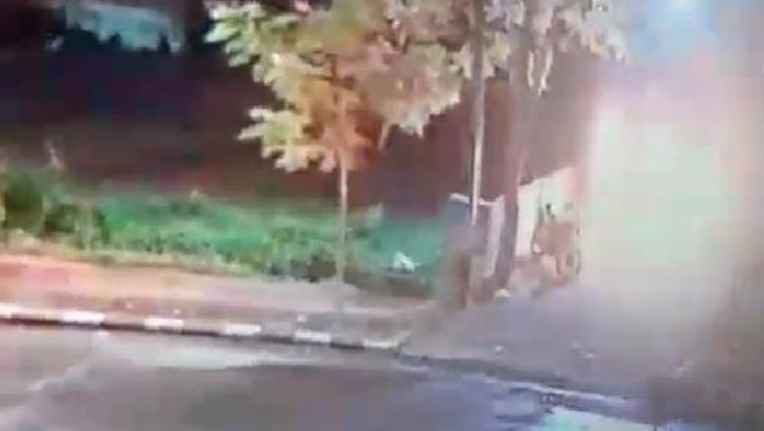 Rekaman CCTV saat pos polisi di Gowa dilempar bom molotov (dok. Istimewa).