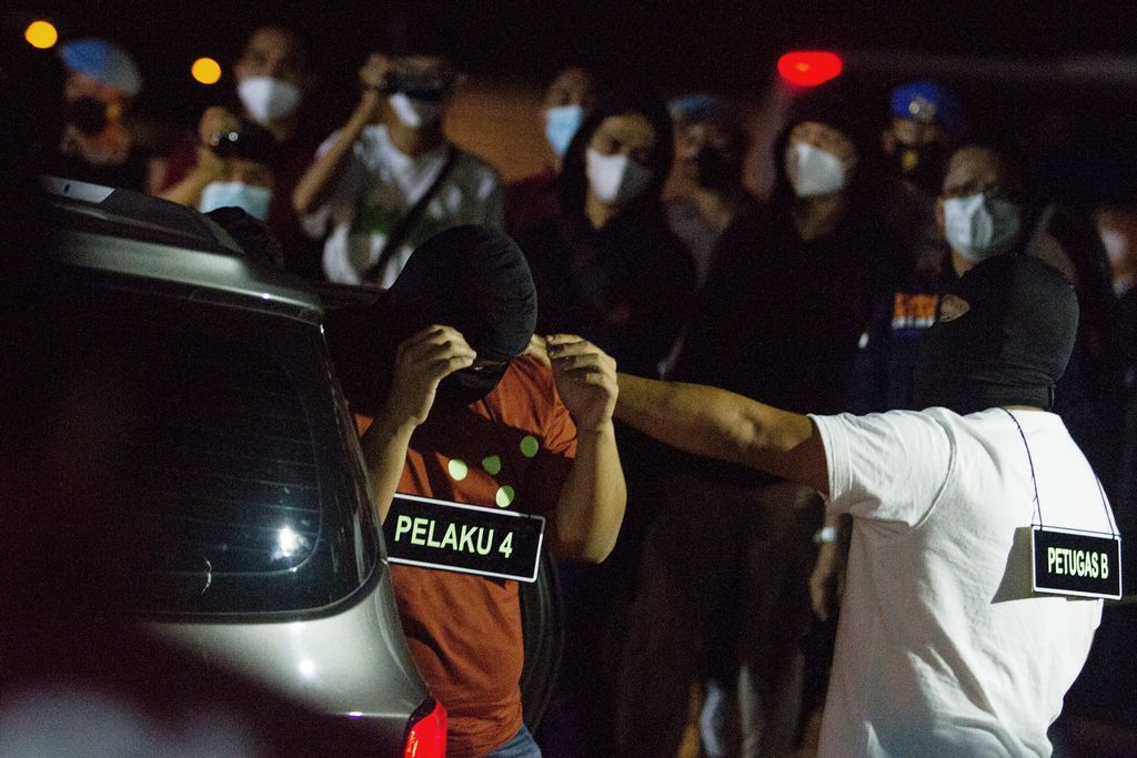 REKONSTRUKSI KASUS PENEMBAKAN LASKAR FPI Anggota tim penyidik Bareskrim Polri memperagakan adegan saat rekonstruksi kasus penembakan enam anggota laskar Front Pembela Islam (FPI) di Karawang, Jawa Barat, Senin (14/12/2020) dini hari. Rekonstruksi tersebut memperagakan 58 adegan kasus penembakan enam anggota laskar FPI di tol Jakarta - Cikampek KM 50 pada Senin (7/12/2020) di empat titik kejadian perkara. ANTARA FOTO/M Ibnu Chazar/aww.